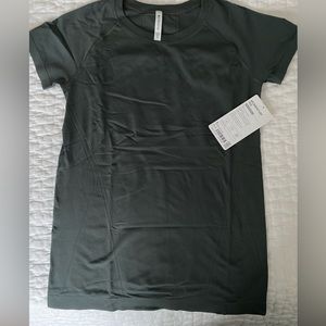 NWT Athleta Momentum Tee, olive green, size small